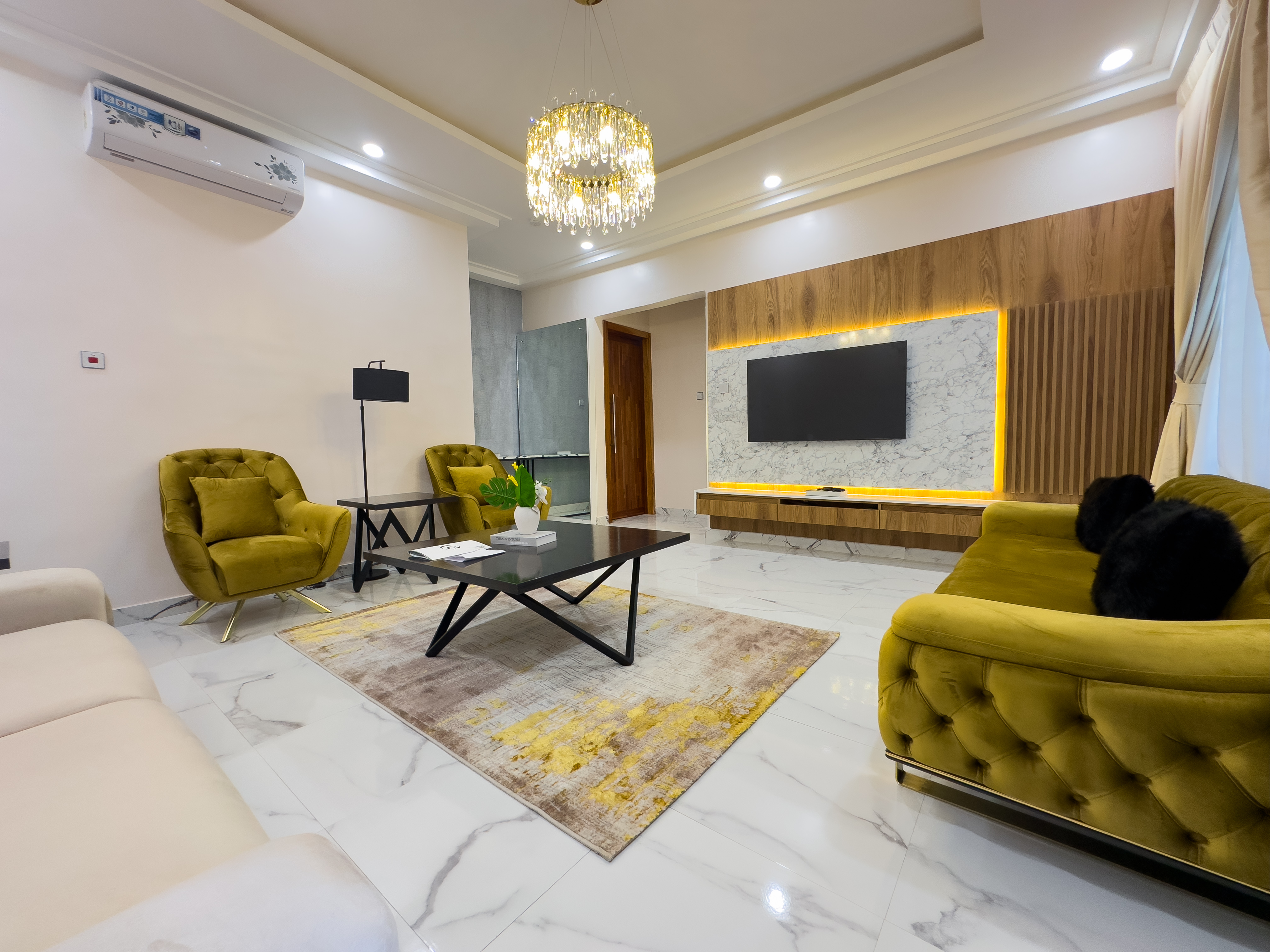 THE EDWARD DELUXE SUITE (1 BEDROOM)